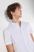 Camisa blanca cuello nerú en algodón con estampados