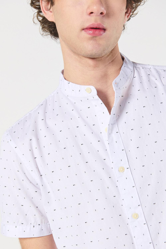 Camisa blanca cuello nerú en algodón con estampados