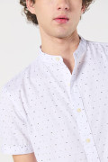Camisa blanca cuello nerú en algodón con estampados