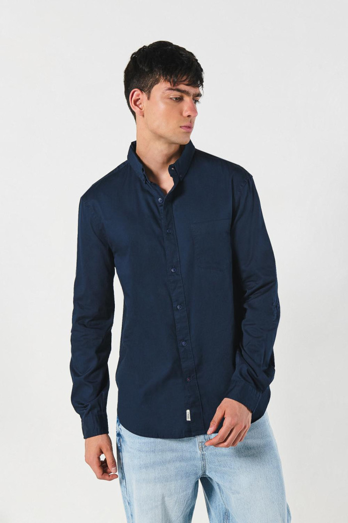 Camisa unicolor con cuello button down en algodón