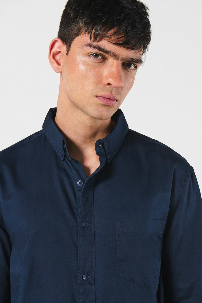 Camisa unicolor con cuello button down en algodón