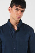 Camisa unicolor con cuello button down en algodón