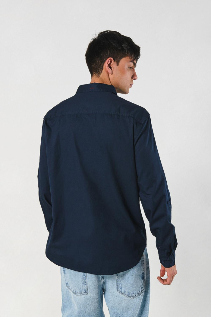 Camisa unicolor con cuello button down en algodón