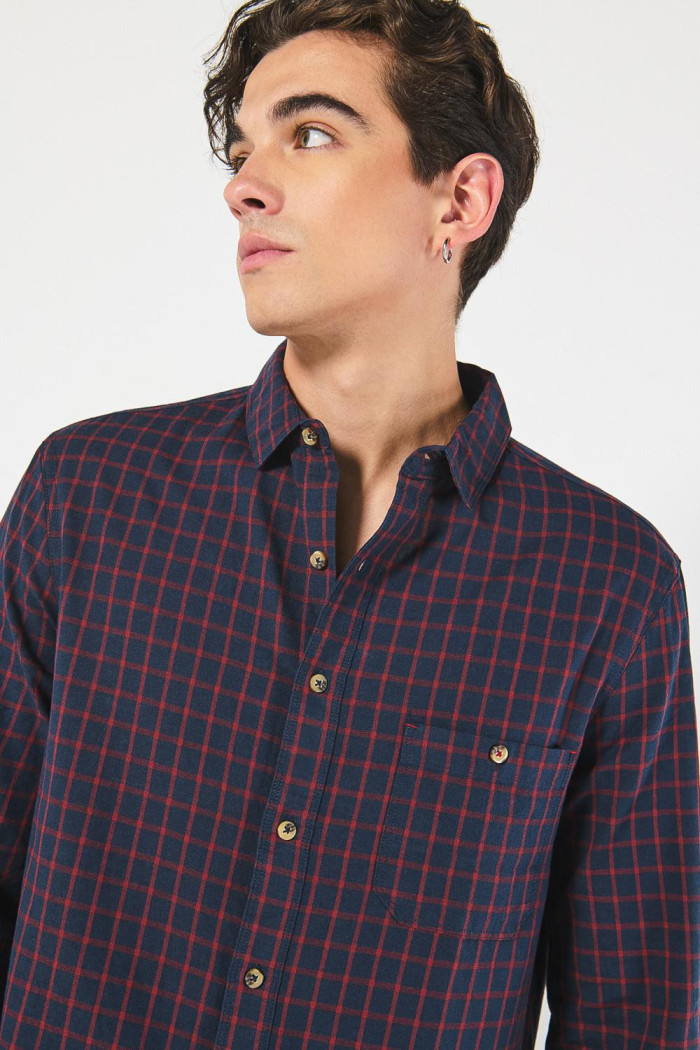 Camisa manga larga unicolor a cuadros con bolsillo