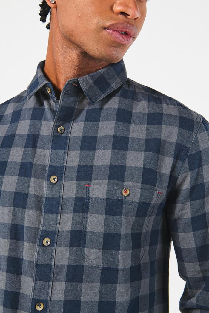 Camisa manga larga unicolor a cuadros con bolsillo