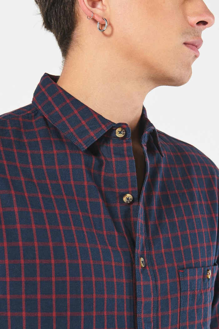 Camisa manga larga unicolor a cuadros con bolsillo
