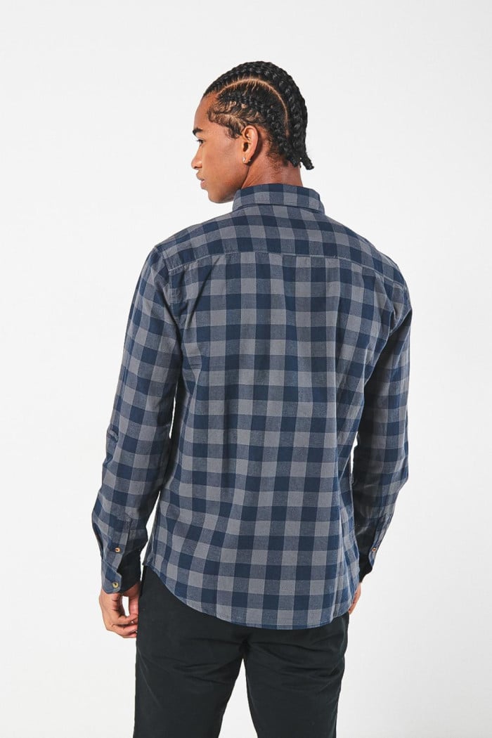Camisa manga larga unicolor a cuadros con bolsillo