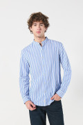 Camisa blanca a rayas con cuello nerú y botones