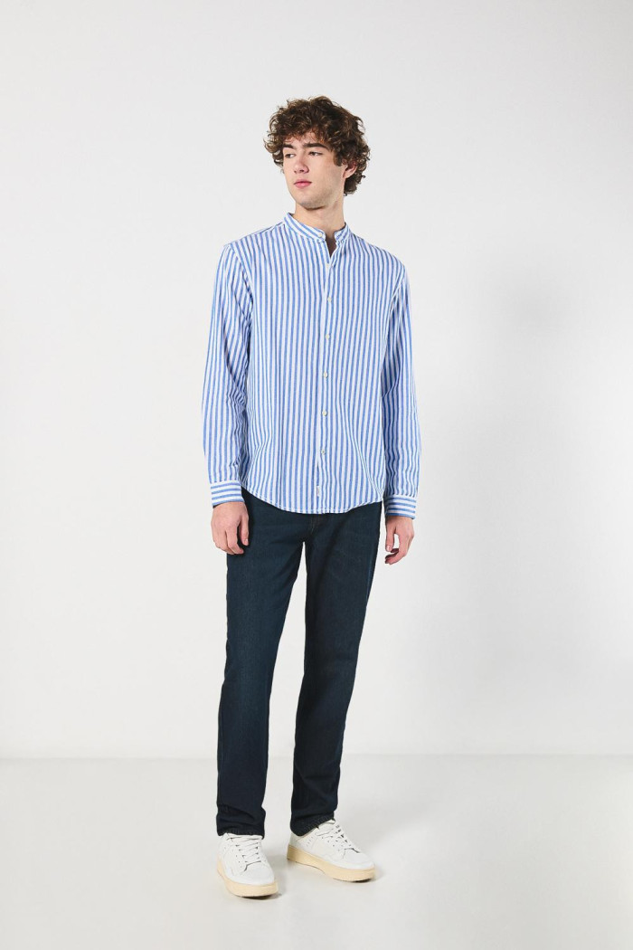 Camisa blanca a rayas con cuello nerú y botones