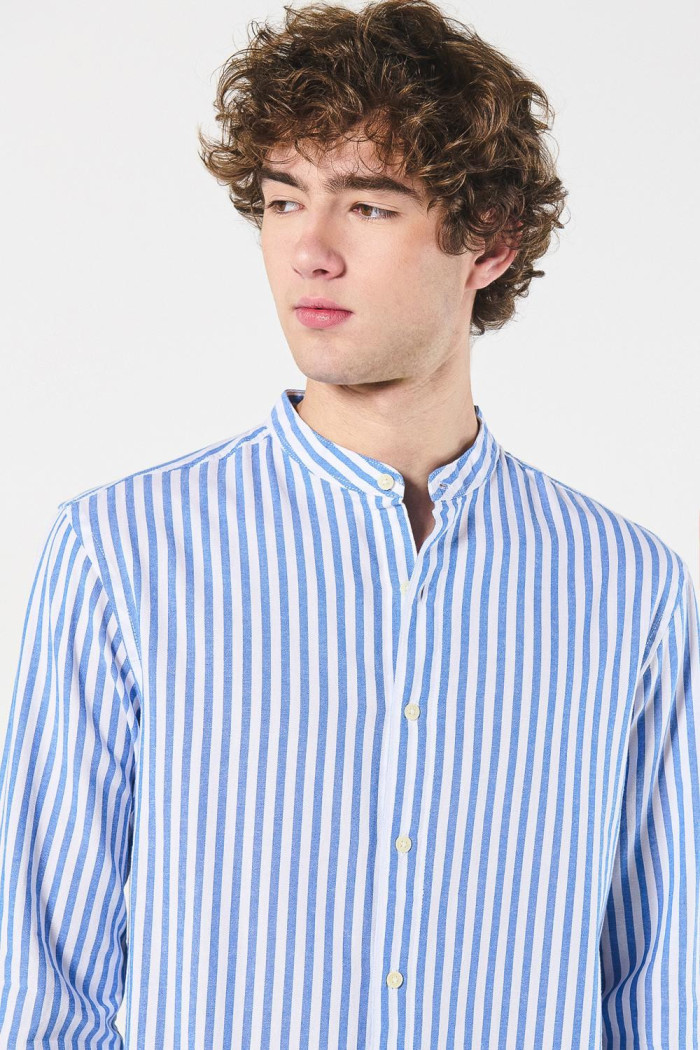 Camisa blanca a rayas con cuello nerú y botones