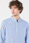 Camisa blanca a rayas con cuello nerú y botones