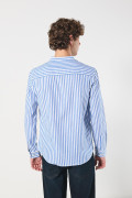 Camisa blanca a rayas con cuello nerú y botones