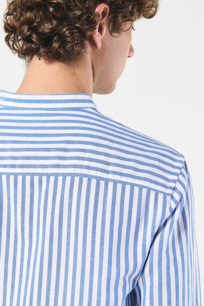 Camisa blanca a rayas con cuello nerú y botones