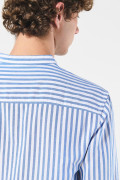 Camisa blanca a rayas con cuello nerú y botones