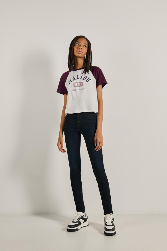 Jean jegging azul ajustado con costuras cafés y tiro alto