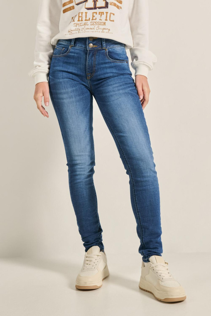 Jean azul oscuro push up con pretina ancha y tiro alto