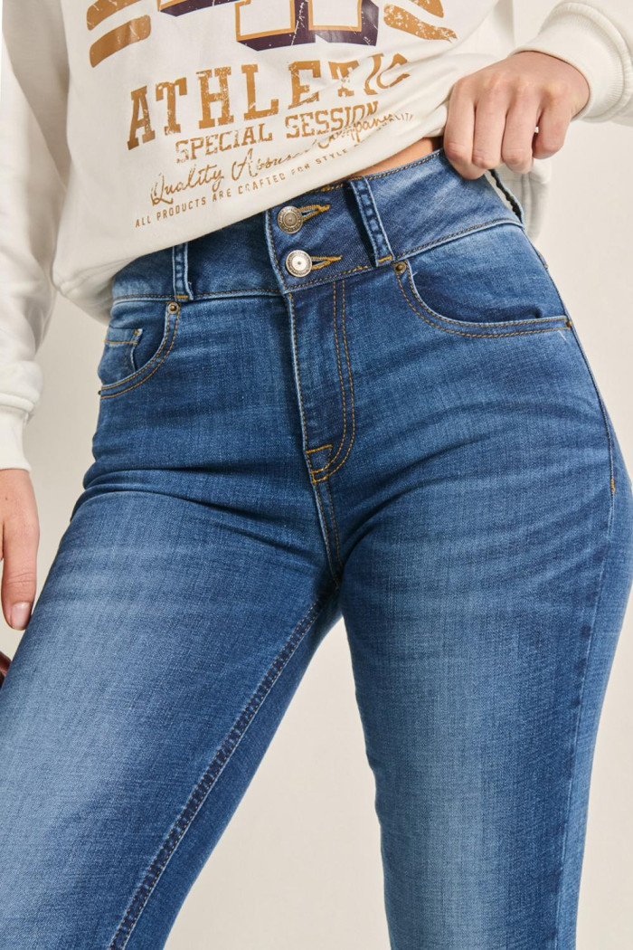 Jean azul oscuro push up con pretina ancha y tiro alto