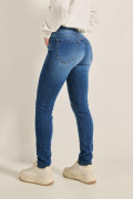 Jean azul oscuro push up con pretina ancha y tiro alto