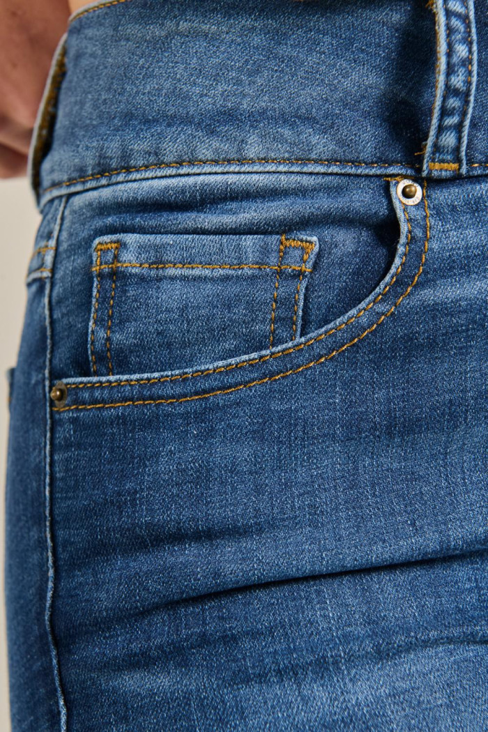 Jean azul oscuro push up con pretina ancha y tiro alto
