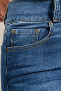 Jean azul oscuro push up con pretina ancha y tiro alto