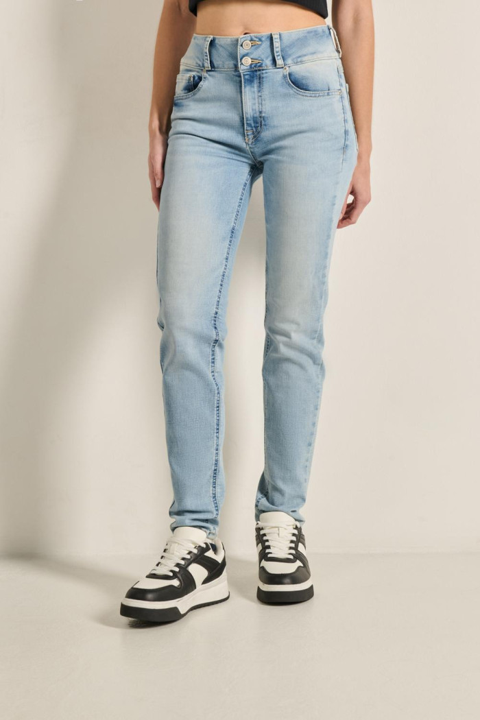 Jean tiro alto push up azul con pretina ancha y doble botón