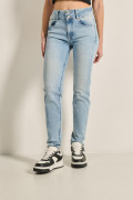 Jean tiro alto push up azul con pretina ancha y doble botón