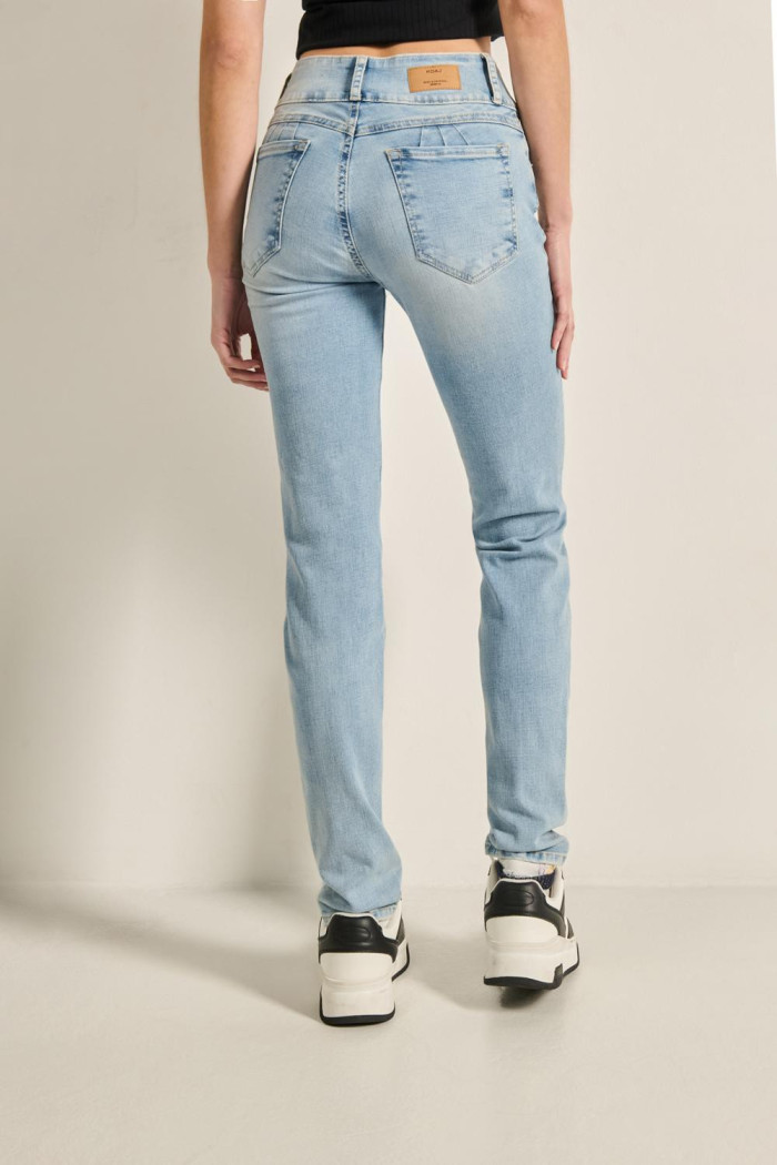 Jean tiro alto push up azul con pretina ancha y doble botón