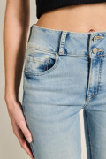 Jean tiro alto push up azul con pretina ancha y doble botón