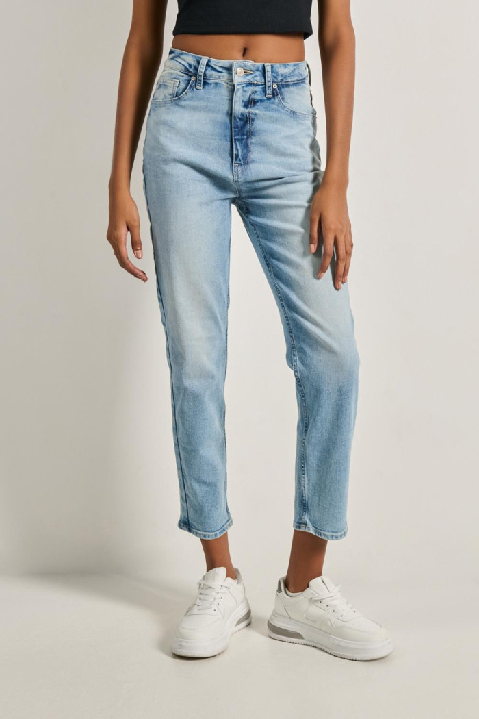 Jean mom súper tiro alto azul claro con bota recta corta