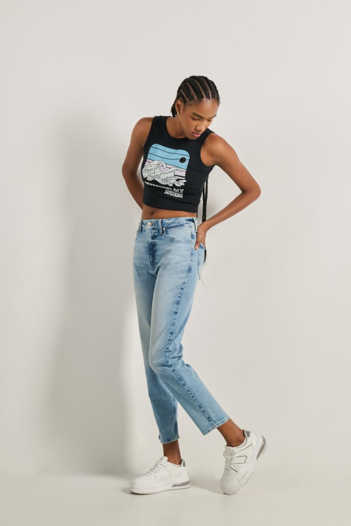 Jean mom súper tiro alto azul claro con bota recta corta