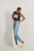 Jean mom súper tiro alto azul claro con bota recta corta