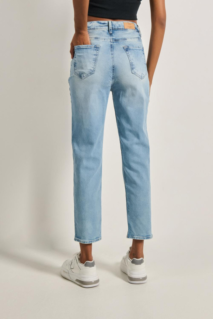 Jean mom súper tiro alto azul claro con bota recta corta