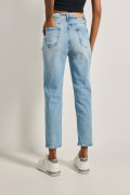 Jean mom súper tiro alto azul claro con bota recta corta
