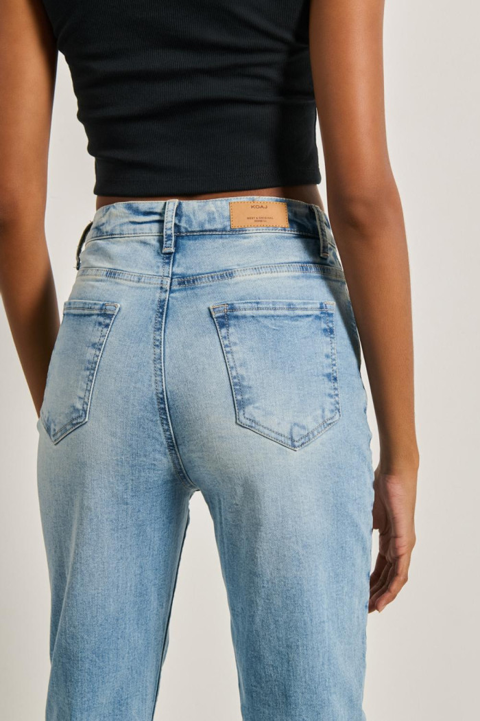 Jean mom súper tiro alto azul claro con bota recta corta