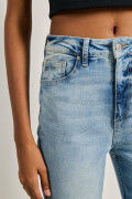 Jean mom súper tiro alto azul claro con bota recta corta