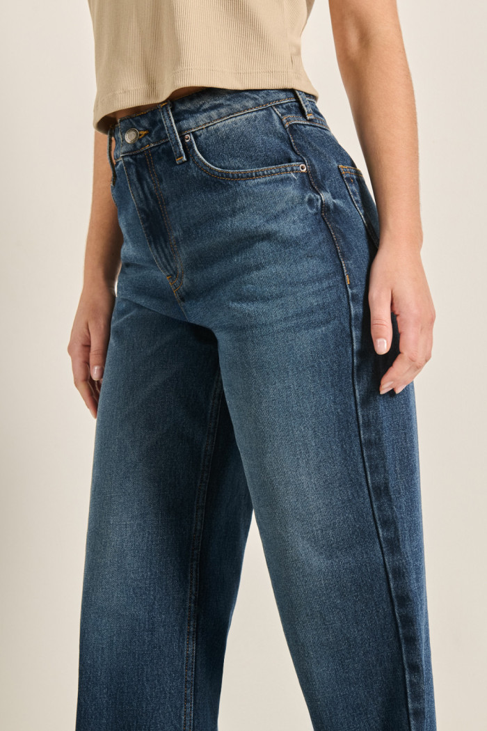 Jean 90´S azul oscuro tiro alto con bolsillos y bota recta