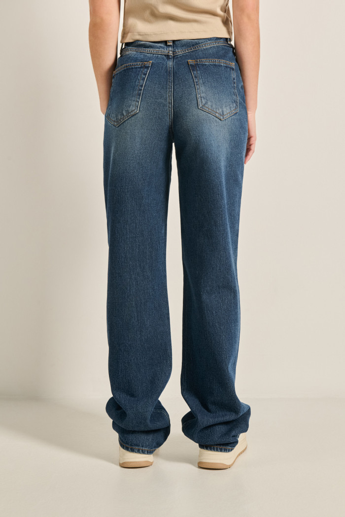 Jean 90´S azul oscuro tiro alto con bolsillos y bota recta