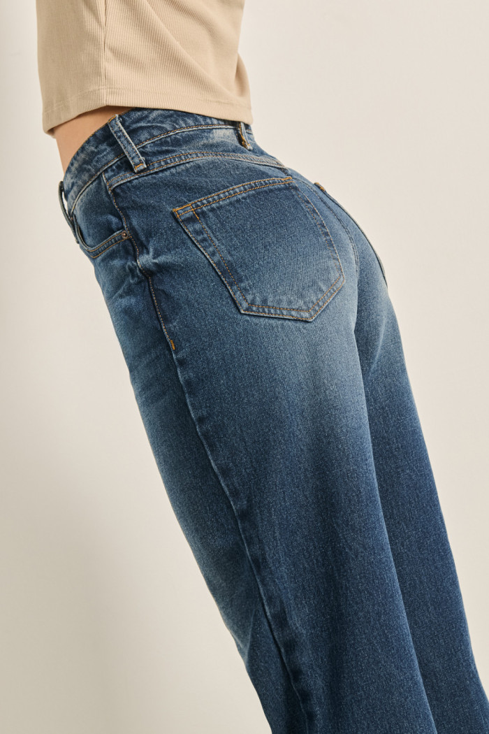 Jean 90´S azul oscuro tiro alto con bolsillos y bota recta