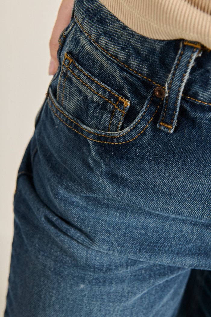 Jean 90´S azul oscuro tiro alto con bolsillos y bota recta