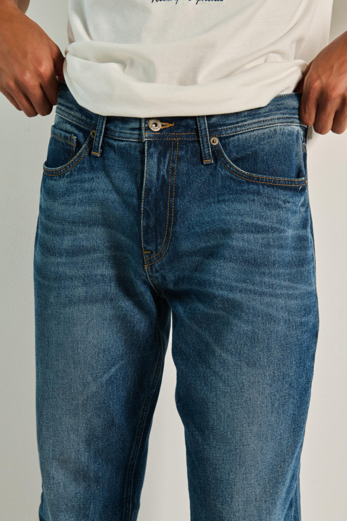 Jean 90´S azul oscuro tiro alto con bolsillos y bota recta