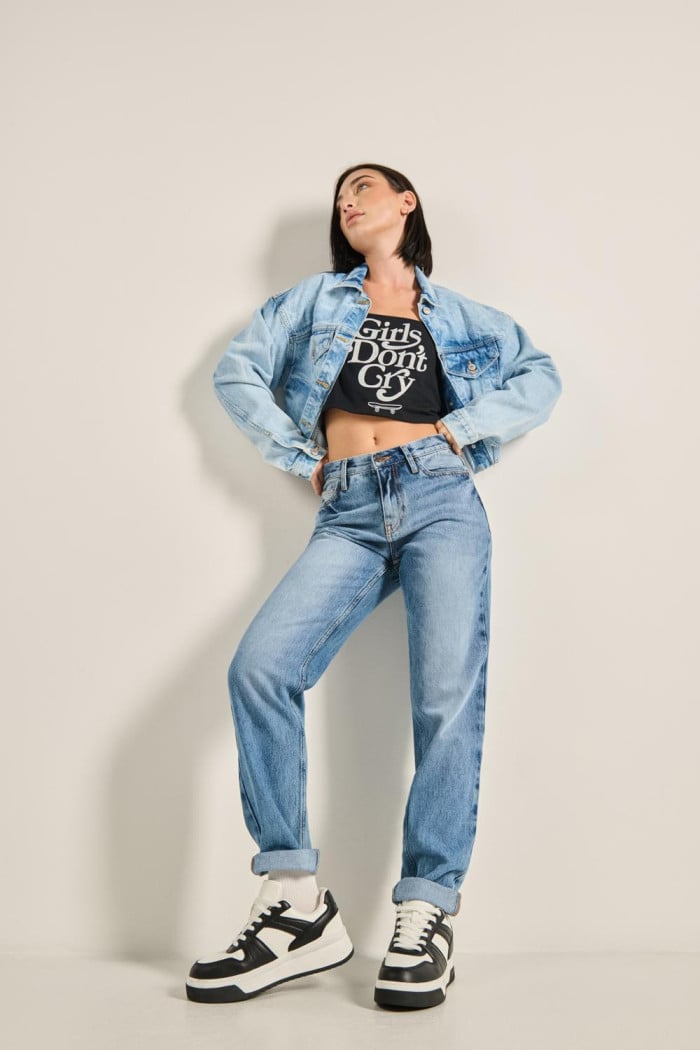 Jean boyfriend tiro alto azul claro con desgastes de color
