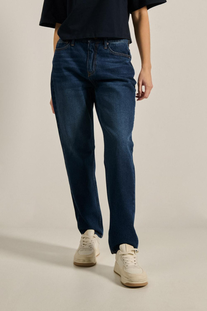 Jean azul oscuro boyfriend bota recta con tiro alto