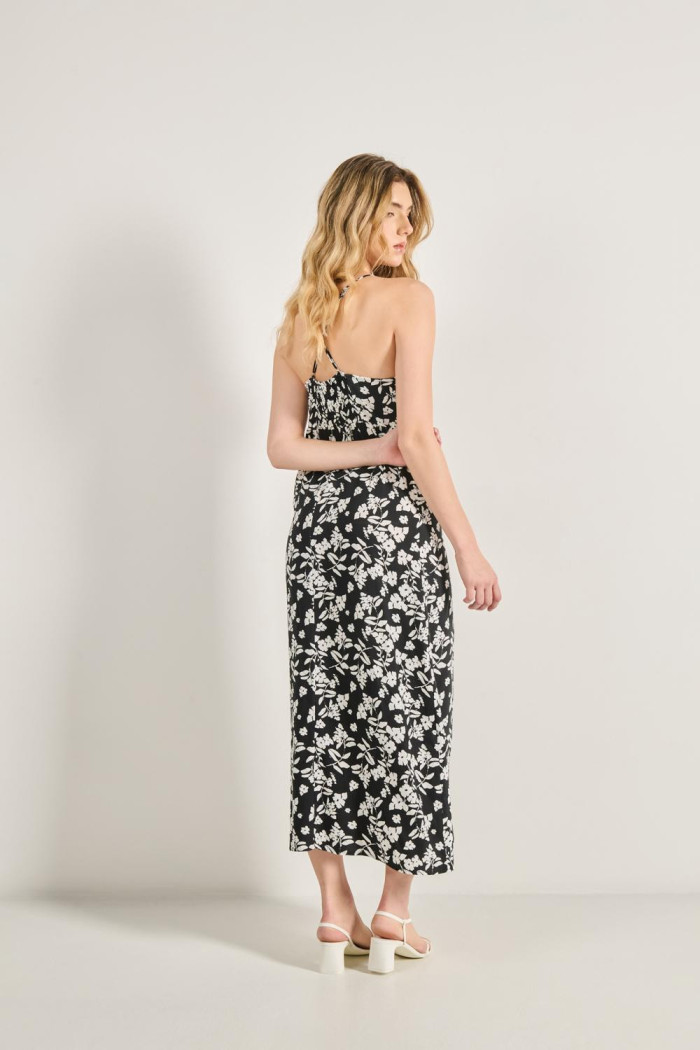 Vestido negro largo con diseños de flores blancas