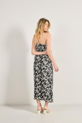 Vestido negro largo con diseños de flores blancas