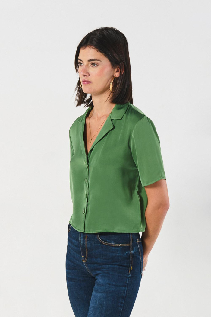 Blusa unicolor crop top con manga corta y botones