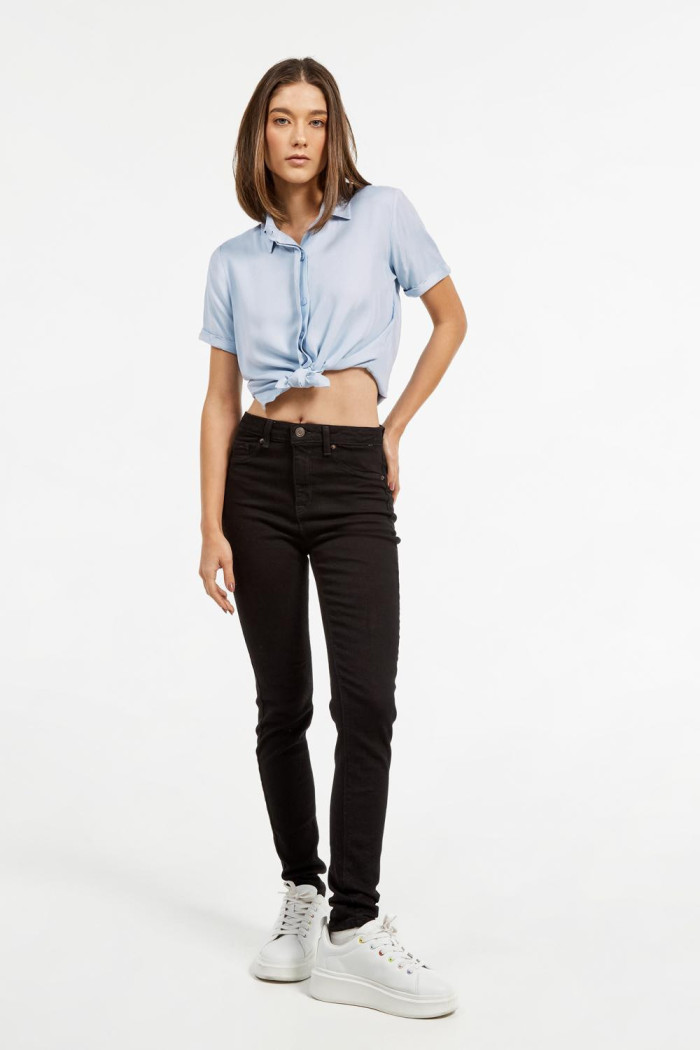 Jean jegging negro con tiro súper alto, bolsillos y ajuste ceñido