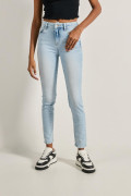 Jean ajustado tiro alto jegging azul claro con desgastes