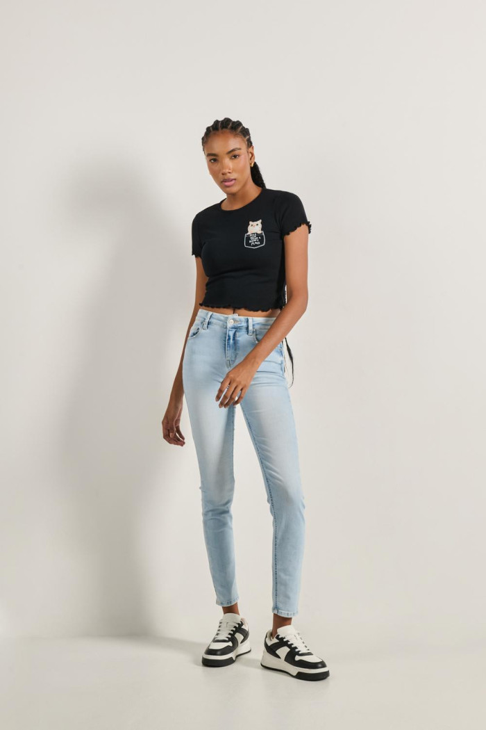 Jean ajustado tiro alto jegging azul claro con desgastes