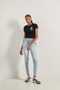 Jean ajustado tiro alto jegging azul claro con desgastes