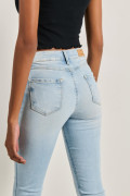 Jean ajustado tiro alto jegging azul claro con desgastes